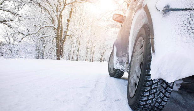 Mit dem Auto in die Winterferien – sicher unterwegs bei Eis und